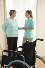 Obraz premium Old lady and nurse