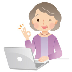 高齢者　女性　パソコン操作　オッケーサイン