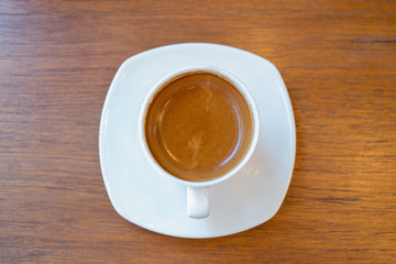 Obraz premium Hot coffee in a white cup on table