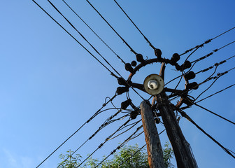 Strommast mit Verteiler und Straßenlampe