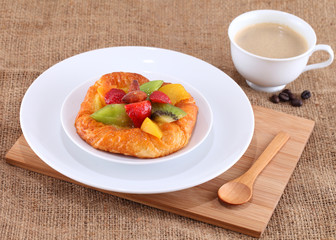 Cake with fresh fruits