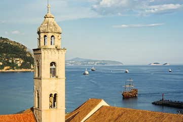 Fototapeta na wymiar Schiffe auf dem Weg in den Hafen von Dubrovnik