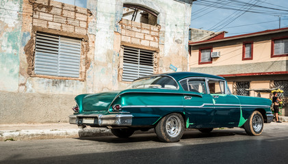 HDR Kuba Havanna grüner Oldtimer parkt am Strassenrand