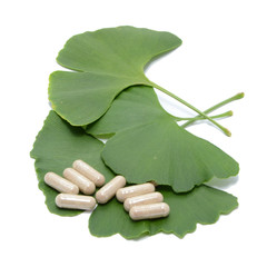 Ginkgo Blätter und Pillen mit Extrakt isolieren auf weiß