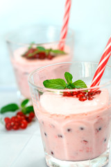 Smoothie with currant and mint