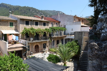 Fototapeta na wymiar Street view from Valldemossa on Mallorca