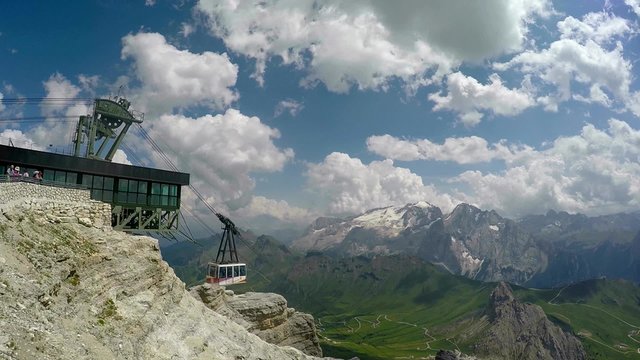 funivia in partenza - Sas Pordoi - Dolomiti