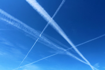 Traînées blanches d'avions dans le ciel