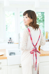 ダイニングの爽やかな女性