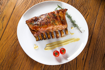 Tasty grilled ribs with vegetables
