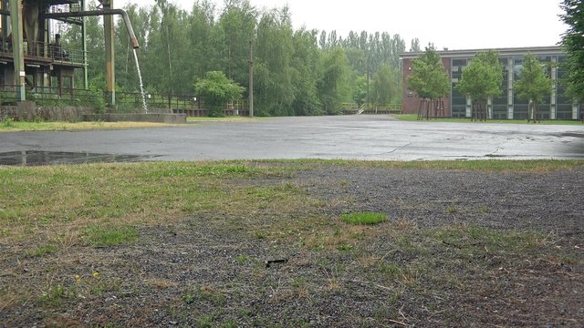 Leerer Platz mit laufendem Wasser aus Industrie Anlage
