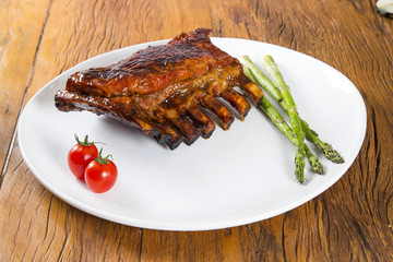 Tasty grilled ribs with vegetables