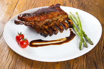 Tasty grilled ribs with vegetables