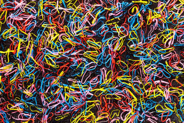 The colorful rubber band.