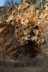 Grotte dans une carrière de pierre, grès jaune