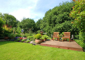 sommerlicher Garten mit Gartenm&ouml;beln