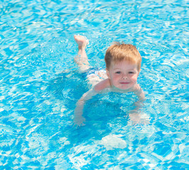Fototapeta na wymiar Child playing in water
