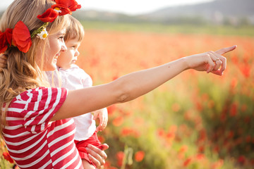 Obraz premium Family on poppy field