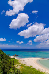 沖縄のビーチと夏空