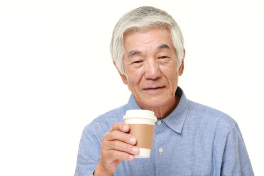 コーヒーブレイクをとる高齢者