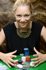 Frau gewinnt Geld, Spielmarken und Chips beim Poker