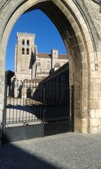 Arco con vistas al campanario del Monasterio de las Huelgas de Burgos, España. 