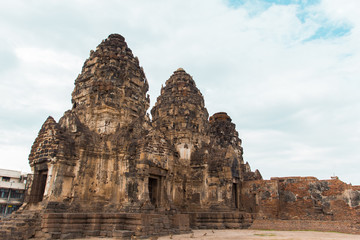 Obraz premium Phra Prang Sam Yod label with Pra Prang Sam Yod background in Lopburi, Thailand. Religious buildings constructed by the ancient Khmer art
