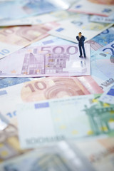 サラリーマンとユーロ札