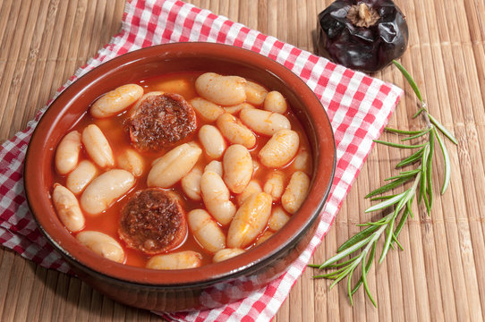 Alubias con chorizo en cazuela de barro