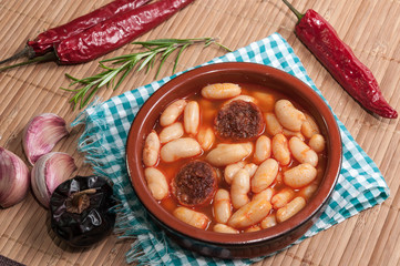 Alubias con chorizo en cazuela de barro