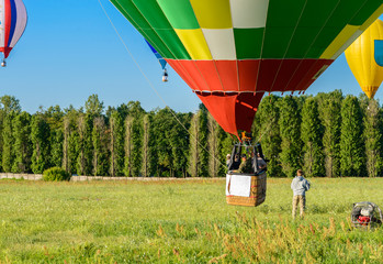 Naklejka premium mass start of hot air balloons, view from the ground