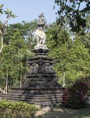 Pura Tirta Empul, Statue Eingangsbereich