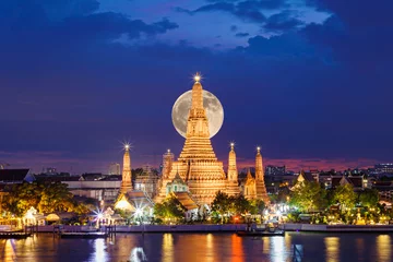 Türaufkleber Bangkok Wat Arun Tempel in der Nacht mit dem Mond in Bangkok Thailand.
