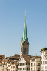 Fototapeta na wymiar Zürich, Altstadt, Fraumünster, Kirche, Kirchturm, historische Altstadthäuser, Limmat, Schweiz