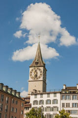 Fototapeta na wymiar Zürich, Altstadt, Stadt, St. Peter Kirche, Limmatquai, Limmat, Kirche, Kirchturm, Sommer, Schweiz