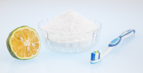 Limón, bicarbonato y cepillo de dientes