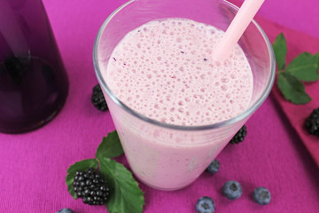 Joghurtdrink mit Waldbeeren - Brombeeren und Blaubeeren