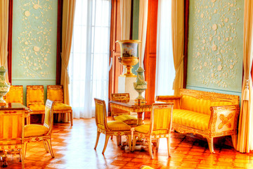 Дорогой богатый роскошный интерьер в гостинной 