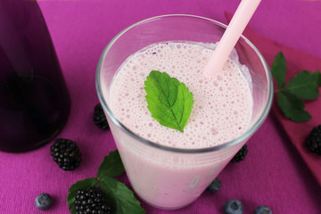 Joghurtdrink mit Waldbeeren - Brombeeren und Blaubeeren