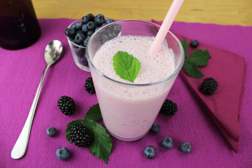 Joghurtdrink mit Waldbeeren - Brombeeren und Blaubeeren