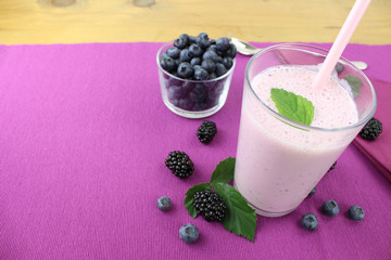 Waldbeeren - Joghurt Drink aus Blaubeeren und Brombeeren