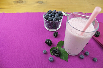 Waldbeeren - Joghurt Drink aus Blaubeeren und Brombeeren