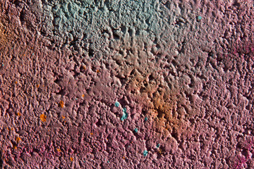 Fondo de pared de bloques de hormigon con textura rugosa y  restos de pintura