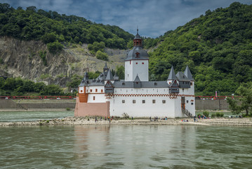Fototapeta na wymiar Burg Pfalzgrafenstein - mittelalterliche Zollburg im Rhein
