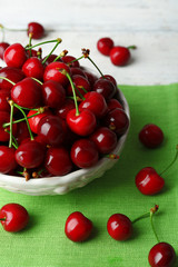Obraz na płótnie Canvas Sweet cherries in bowl on table close up