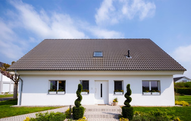 Flachbau- Bungalow mit Garten