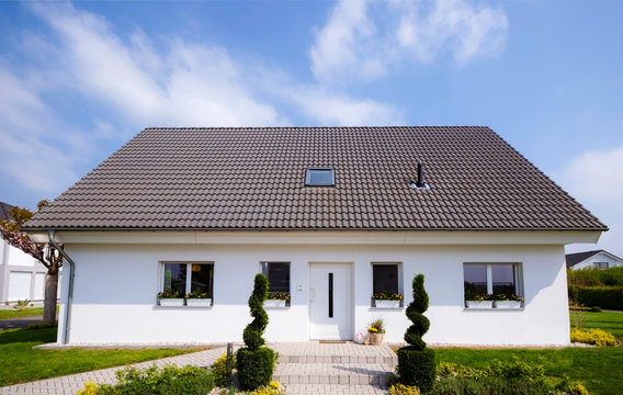 Flachbau- Bungalow mit Garten