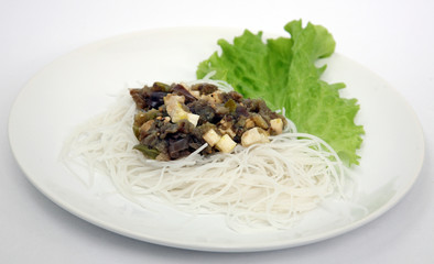 Rice noodles with vegetables and cheese