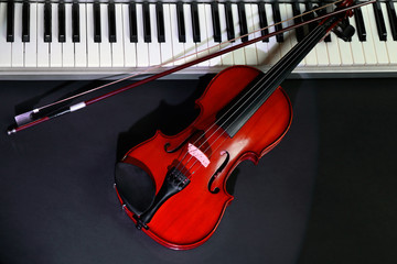 Fototapeta premium Violin and piano on dark background