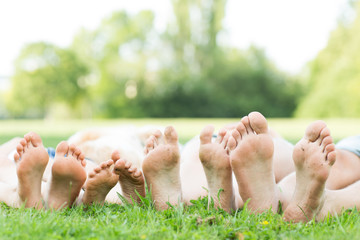 Familie Füße in der Wiese 